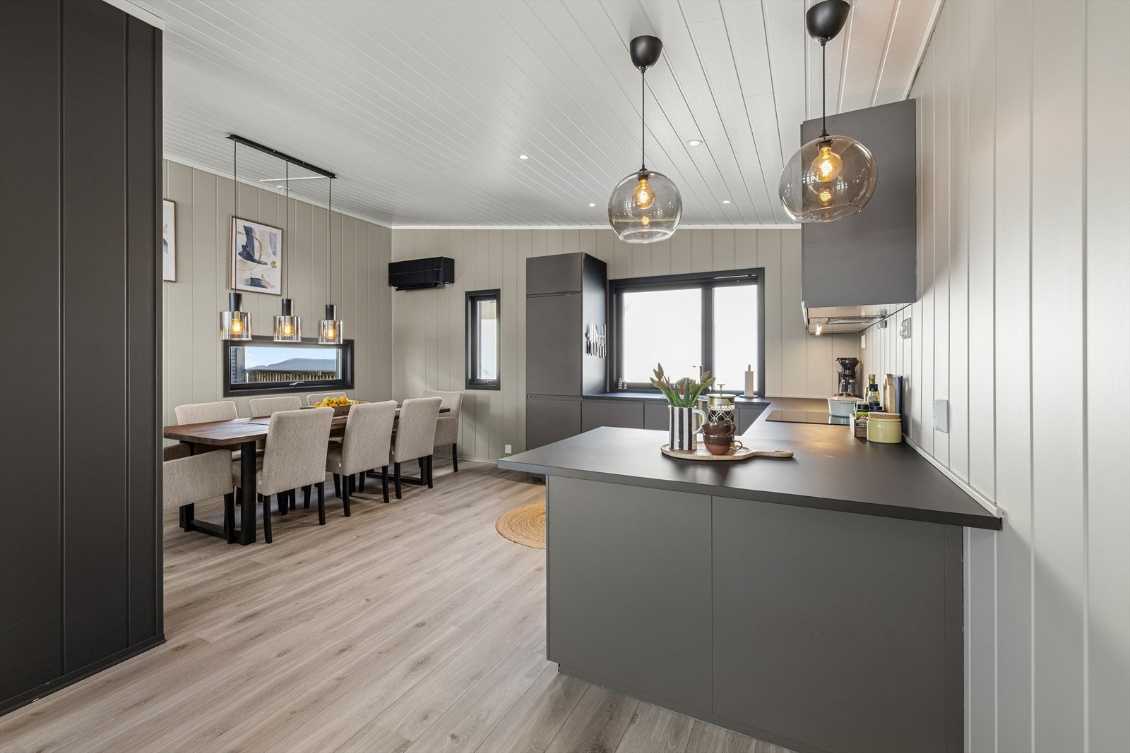 Kjøkkenet ligger i åpen løsning til stuen. Galleribilde