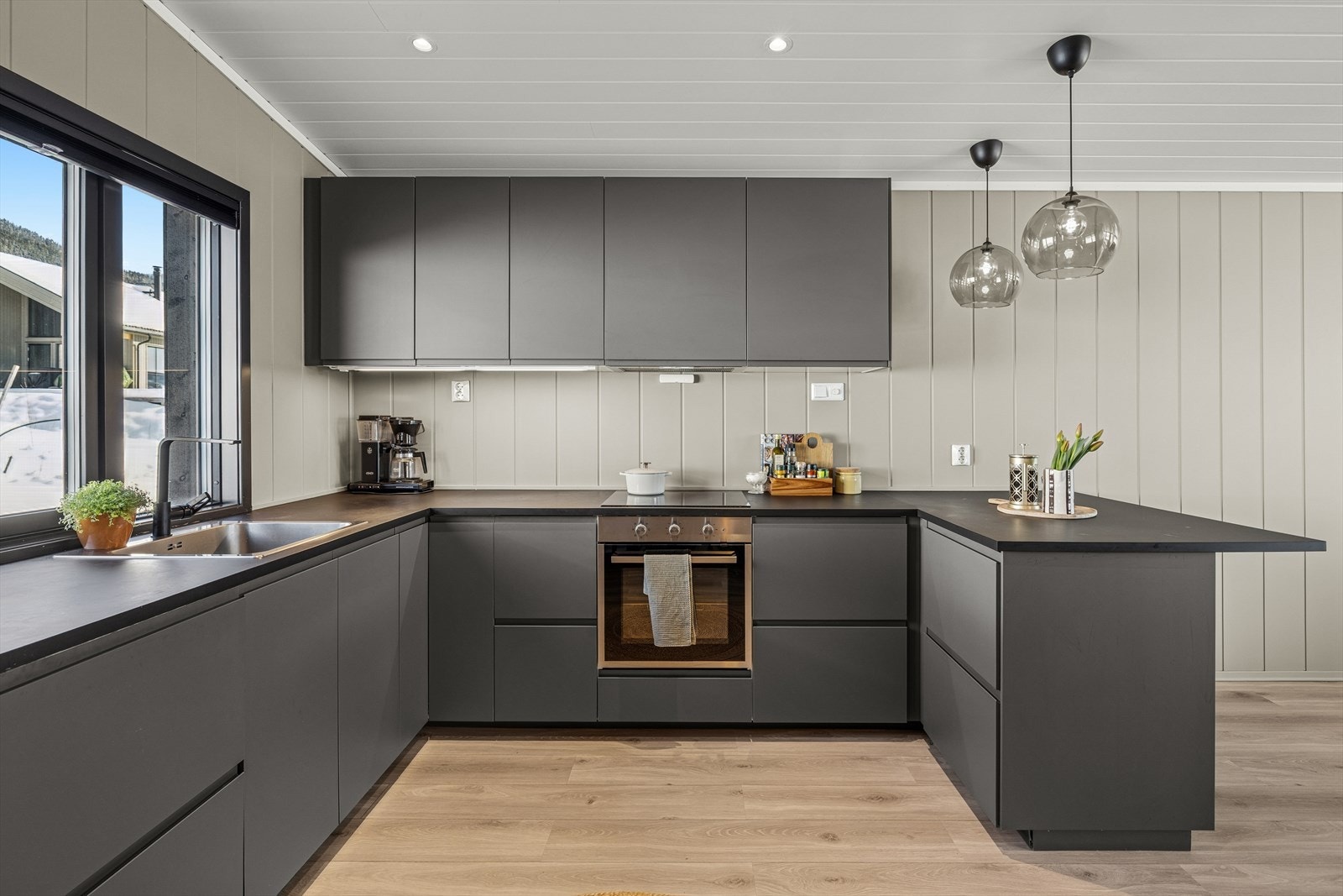 Integrert komfyr, koketopp, oppvaskmaskin, kombiskap kjøl/frys, Komfyrvakt. Galleribilde