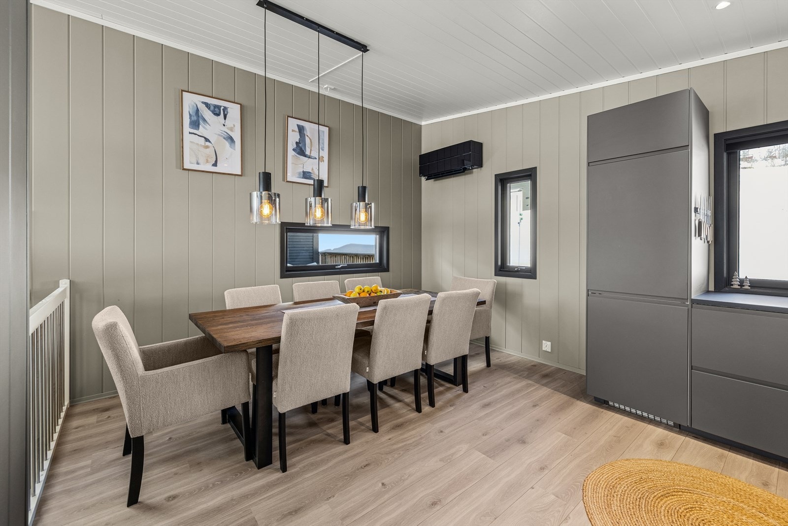 Ved siden av kjøkkenet er det god plass til spisebord der man kan samle familie og venner til hyggelige sammenkomster. Galleribilde