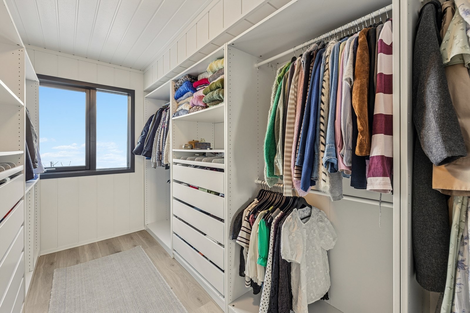 Soverom 3. Rommet er i dag tatt i bruk som walk-in garderobe. Galleribilde