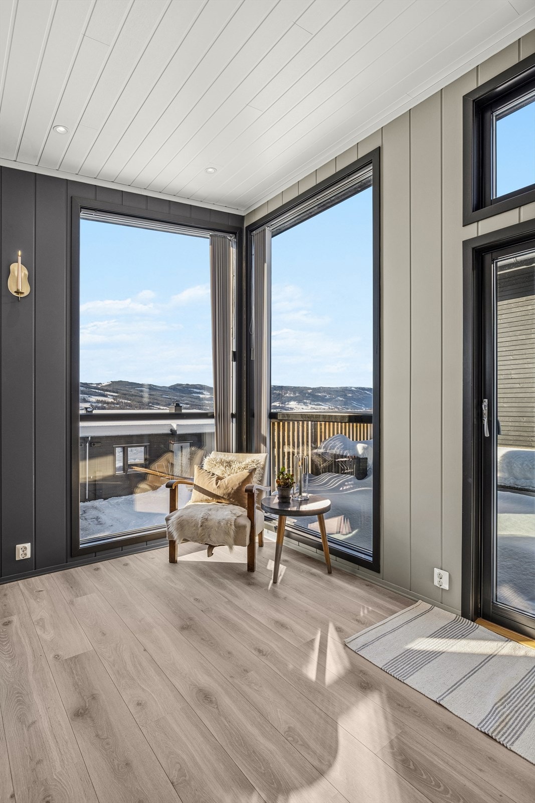 Flott utsyn over nærområdet fra stuen. Galleribilde