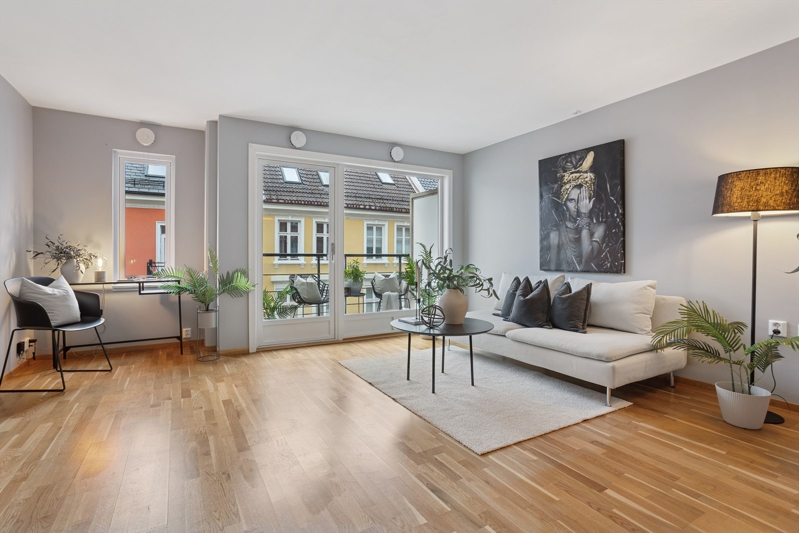 Stue/kjøkken løsningen er på ca. 34,2 m² og har en takhøyde på ca. 2,4 meter. Her har du mange gode kvaliteter! Galleribilde