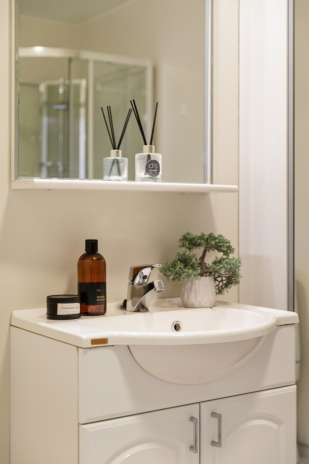 Baderommet er blant annet utstyrt med gulvstående toalett, vask med skuffer, speil og oppbevaring. Galleribilde