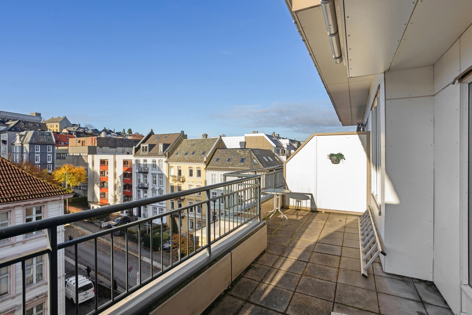 I tillegg til egen terrasse er det felles terrasse i toppetasjen. Her er det også felleslokale med kjøkken etc. Det er også egen leilighet som kan leies ved ekstra besøk etc. Parkeringsplasser kan også leies dersom disse er ledig, ellers sone-park. Galleribilde