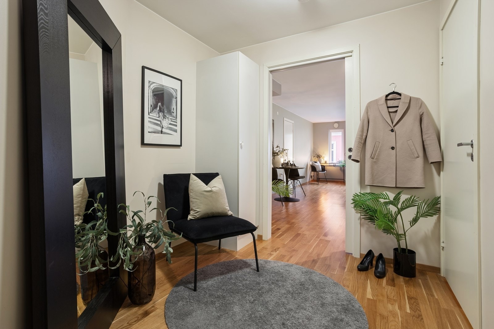 Heng fra deg yttertøyet og tre inn. Direkte fra gangen har du tilkomst til WC rom og intern bod. Galleribilde