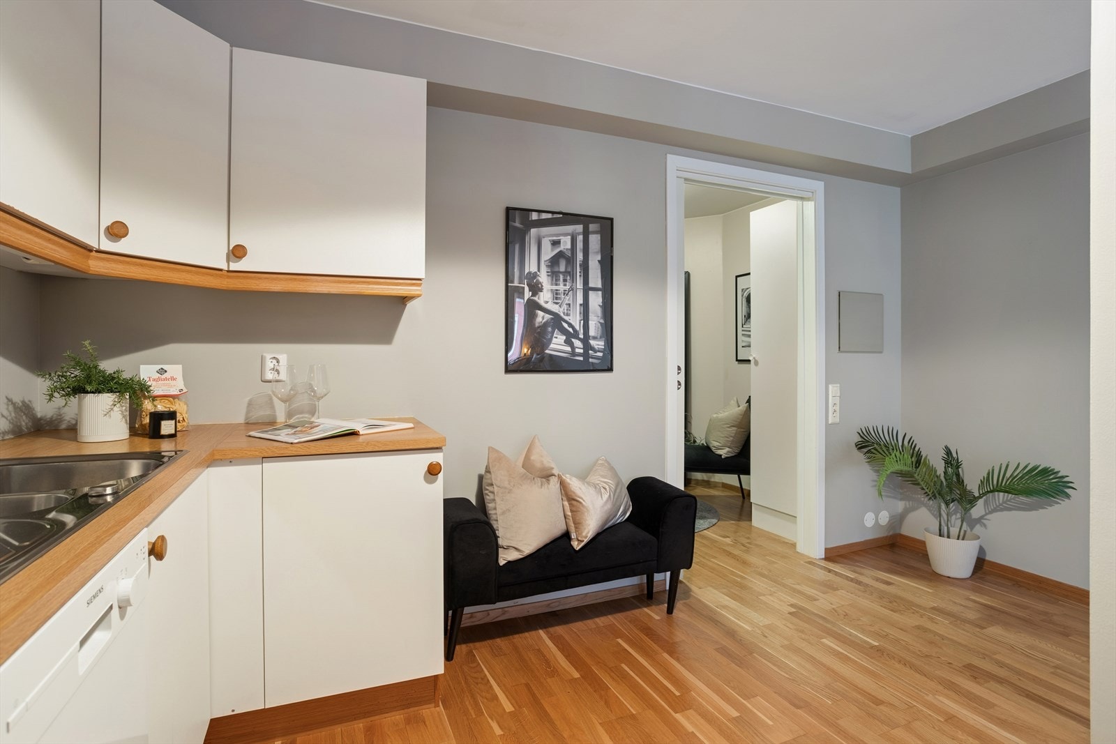 Kjøkkenet holder en enklere standard fra byggeåret og er godt bevart. Galleribilde