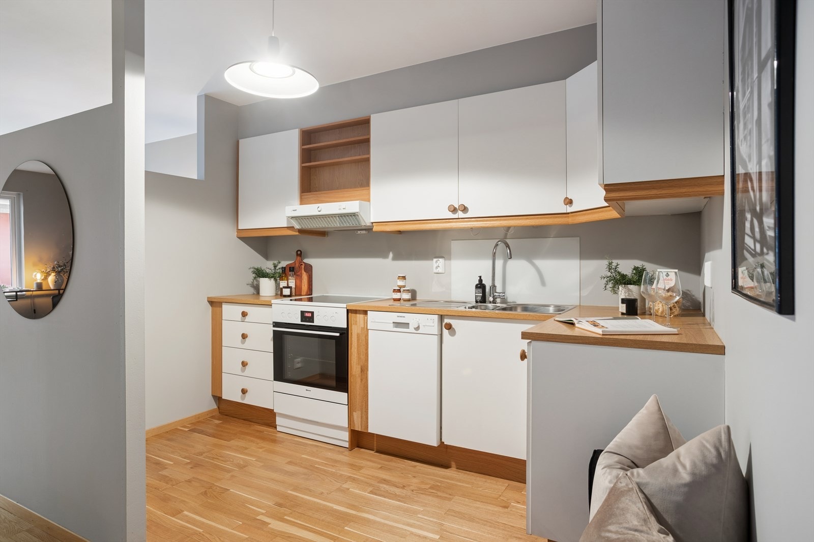 Frittstående komfyr og oppvaskmaskin på 45cm . Selger informerer at det er plass til standard (60 cm) størrelse. Det følger ikke kjøleskap til leiligheten. Galleribilde