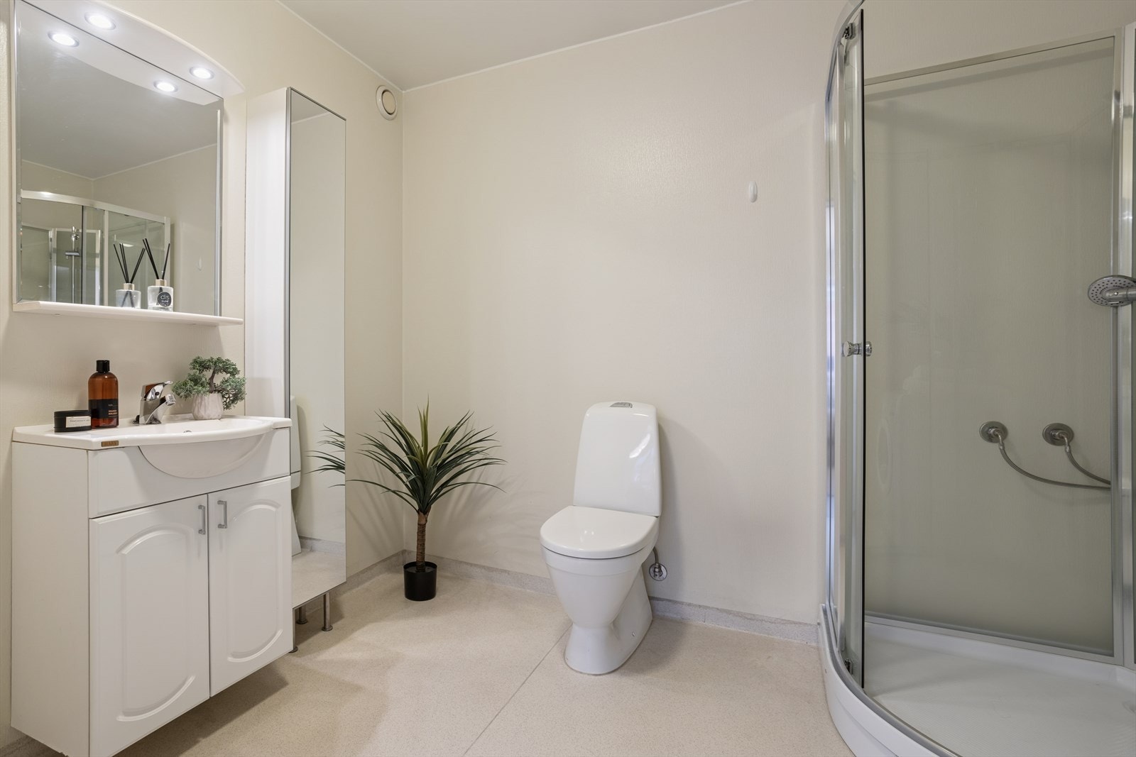 Leilighetens baderom som er på ca. 6,0 m². Baderommet holder en standard fra byggeåret 2002 med noen nyere kvaliteter. Galleribilde