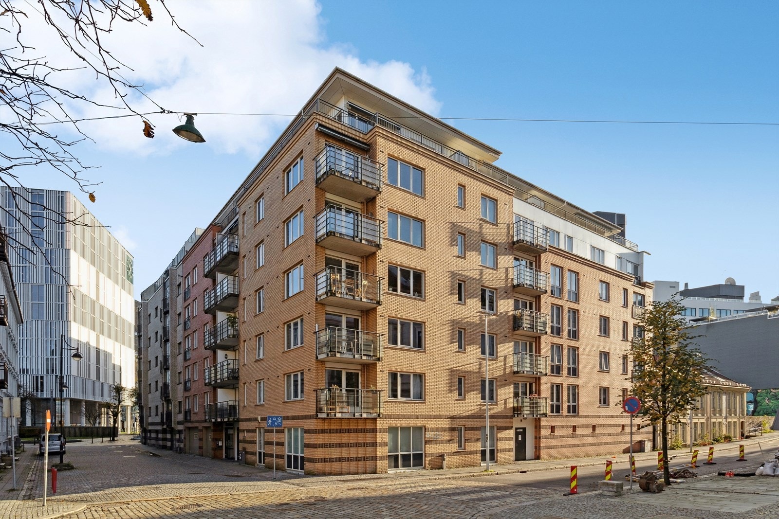 Leiligheten ligger i bygget som ble oppført i 2002, har moderne kvaliteter som heis og felles takterrasse. Galleribilde