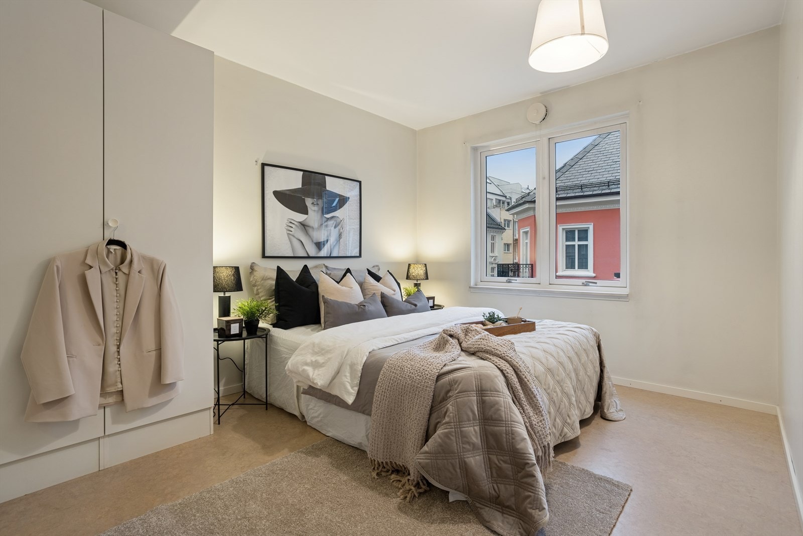 Rikelig med plass for en større seng og oppbevarings muligheter! Galleribilde