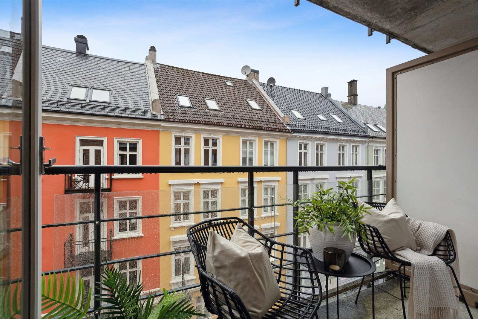 Nydelig nordvest vendt balkong på ca. 3,7 m²! Sol på balkong fra ettermiddagen midtsommers. Galleribilde