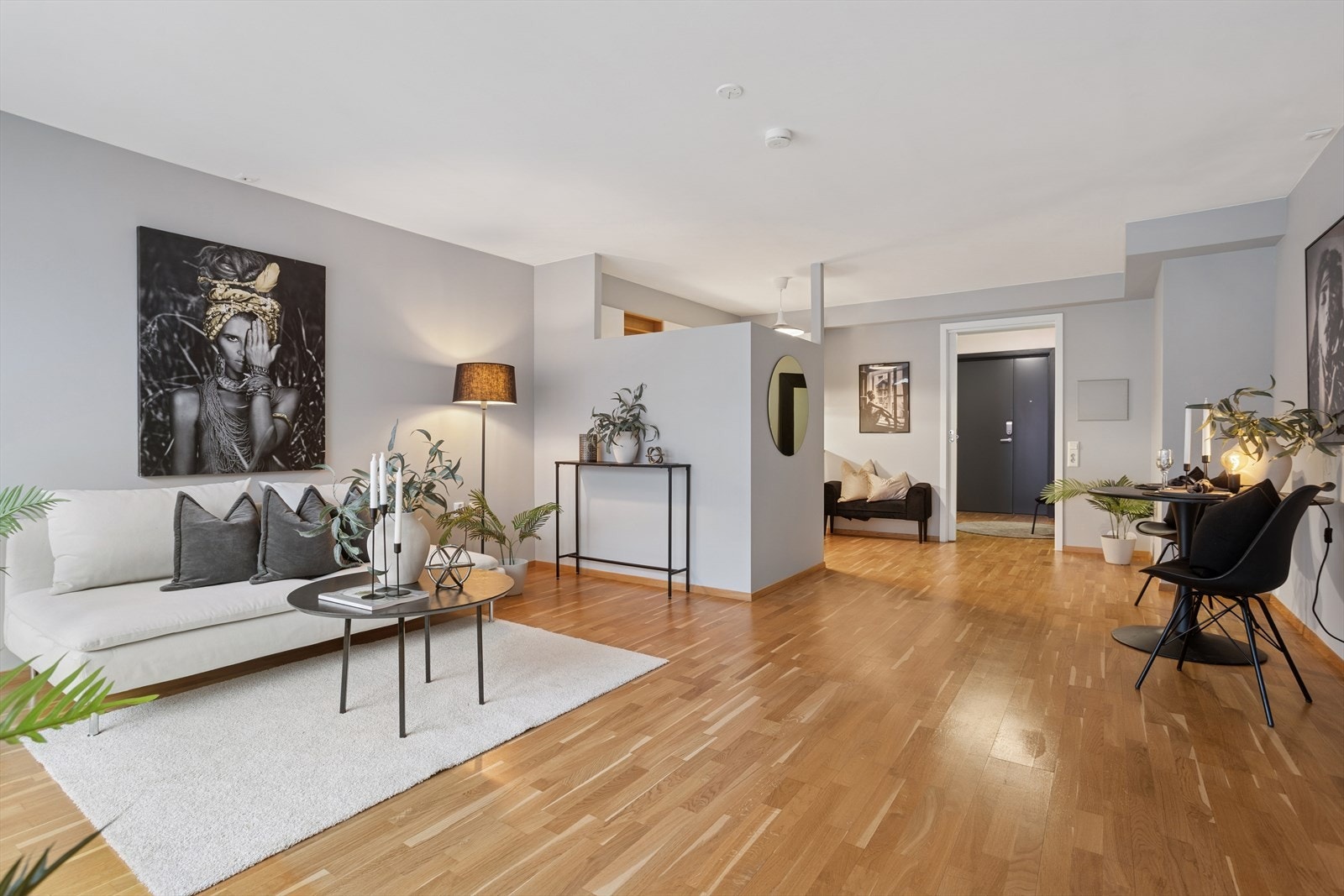 Skillevegg for å skille mellom kjøkken og stue. Megler er informert av selger at veggen er "lettvegg", og kan fjernes. Galleribilde