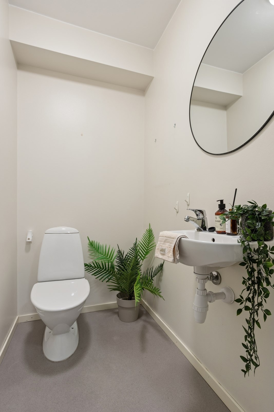 WC ved entre er på ca. 1,8 m². Rett ved siden har du også intern bod på ca. 2,3 m², i kjeller får du en ekstern bod på ca. 3,3 m². Galleribilde