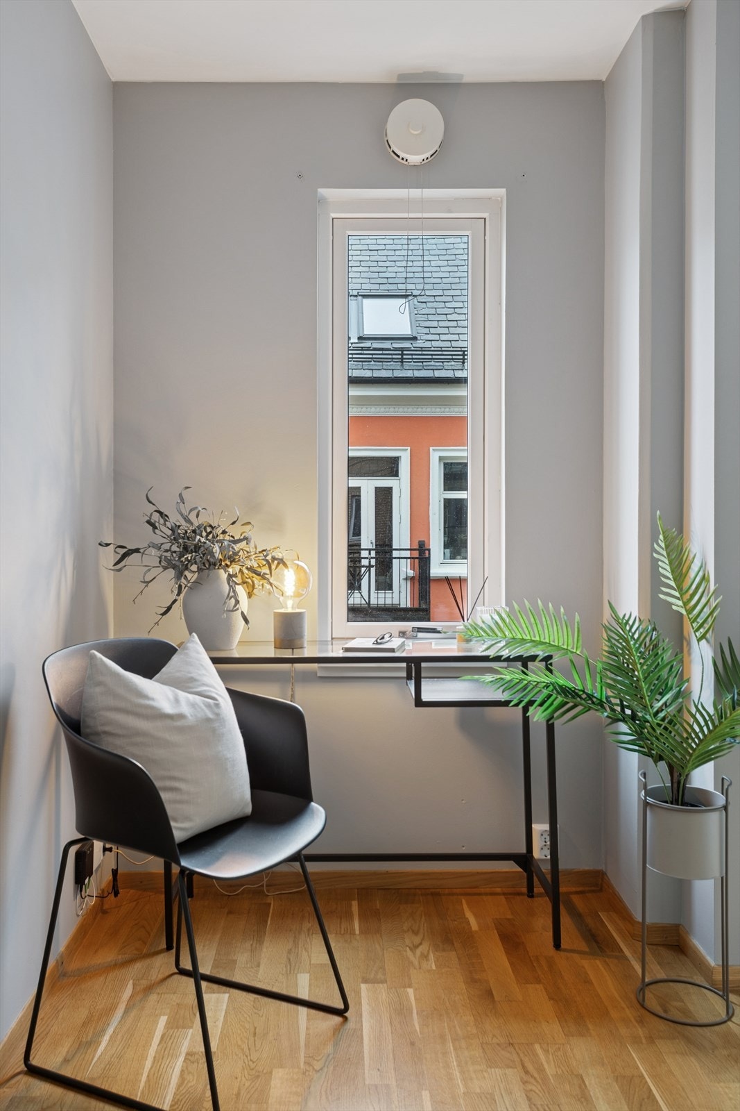 Parkett på gulv. Boligen har en velholdt standard fra byggeår, med kun 1 eier! Galleribilde