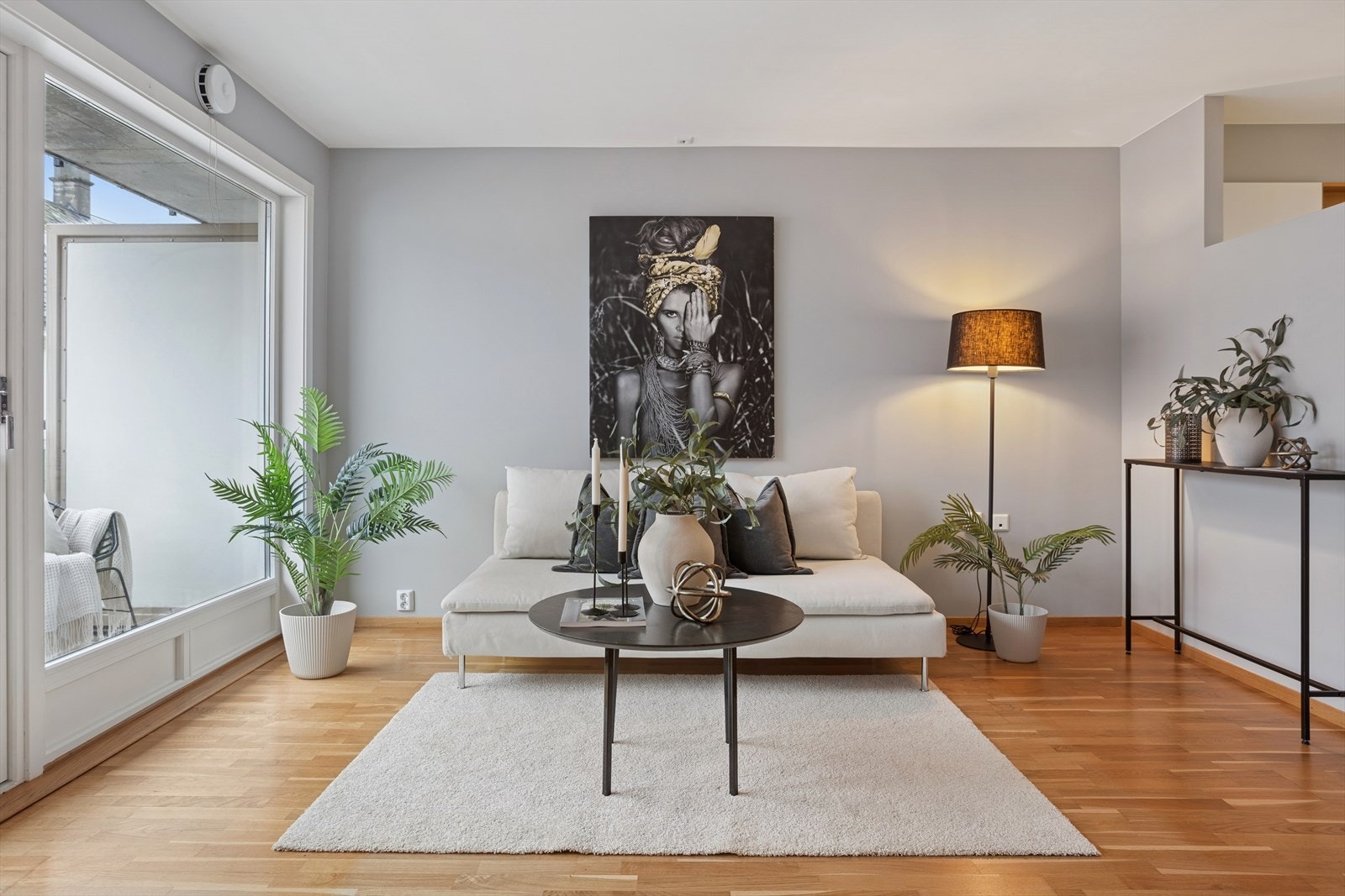 Boligen er romslig og gir plass til flere naturlige sosiale soner, som eks spisestue sone ved kjøkkenet Galleribilde