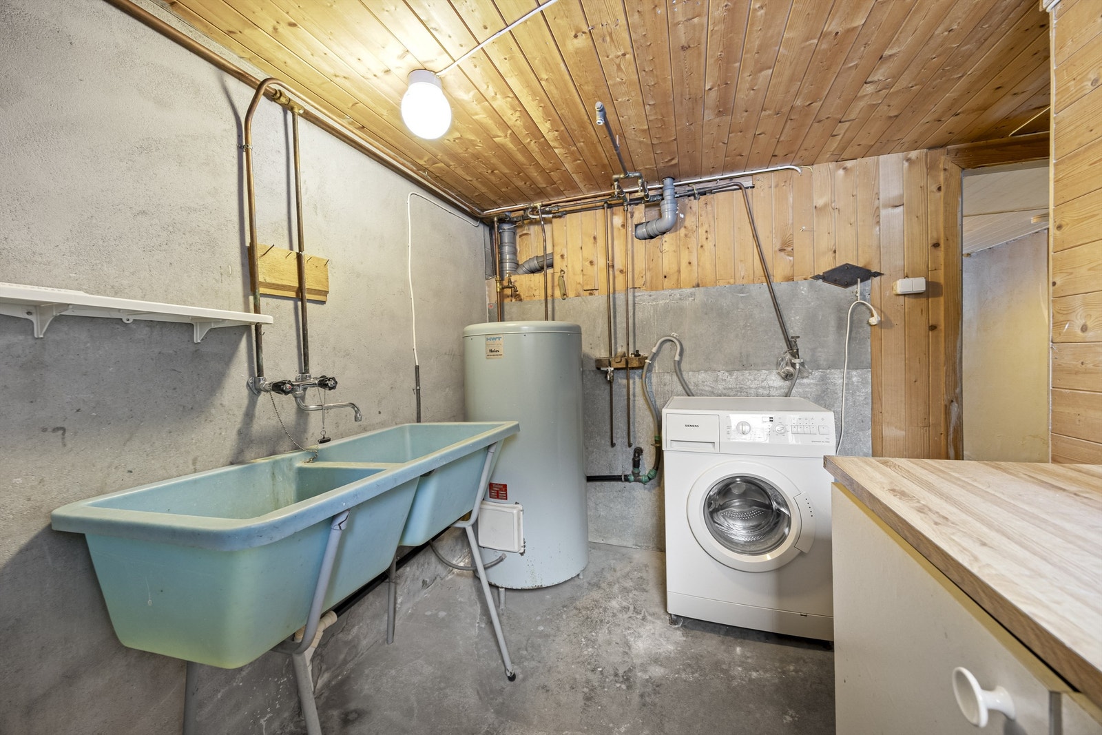 Vaskerom med opplegg for vaskemaskin, utslagsvask og varmtvannsbereder. Galleribilde
