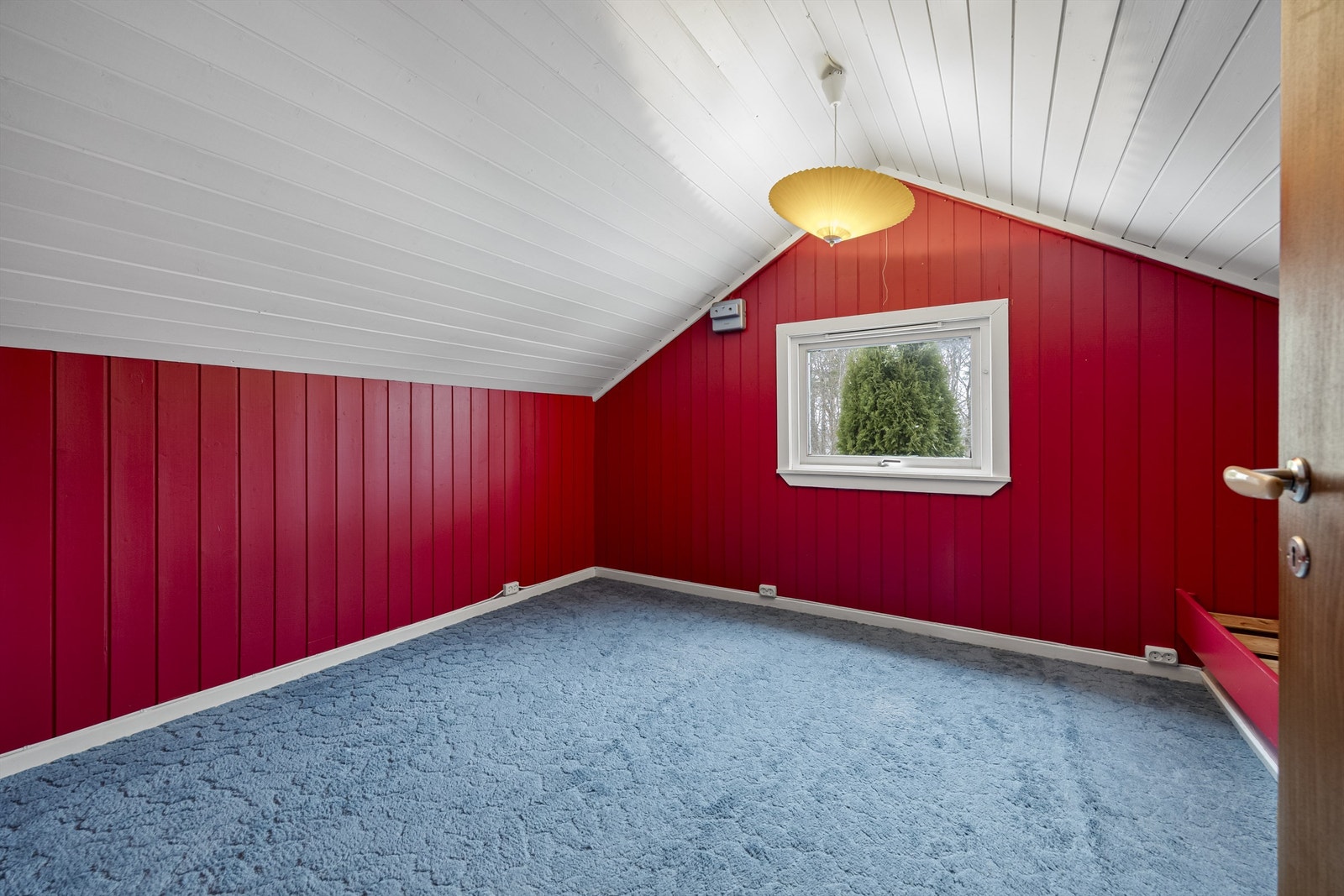 Det andre soverommet på loftet har teppegulv og et vindu fra 2007. Galleribilde