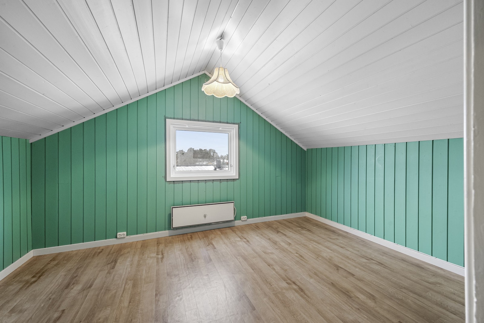 Det ene av to innredede rom på loftet, med panel på vegger og i skråtak. Galleribilde