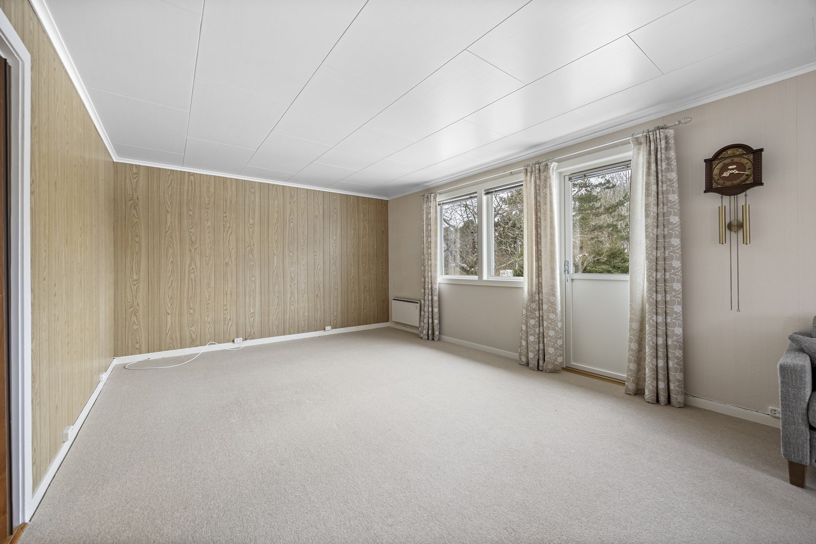 Oppholdsrommet har plass til flere sittegrupper og er et sentralt samlingspunkt i boligen. Galleribilde