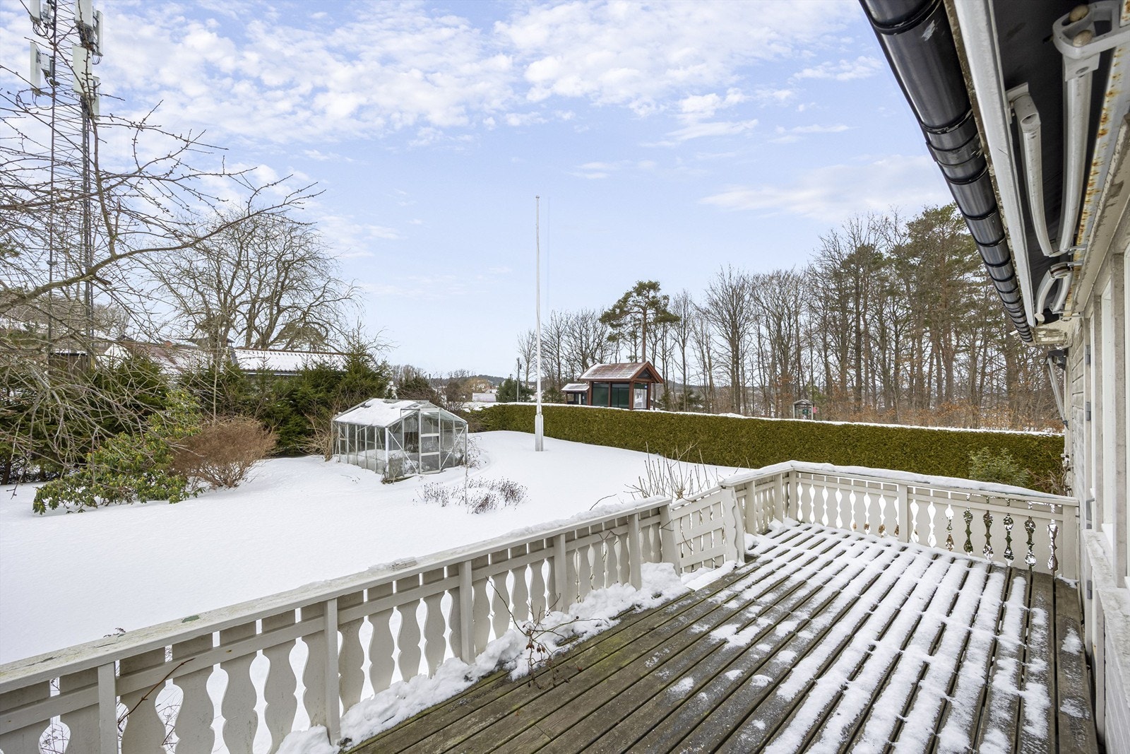 Den romslige terrassen på 26 m² har gode solforhold og utgang fra stuen. Galleribilde