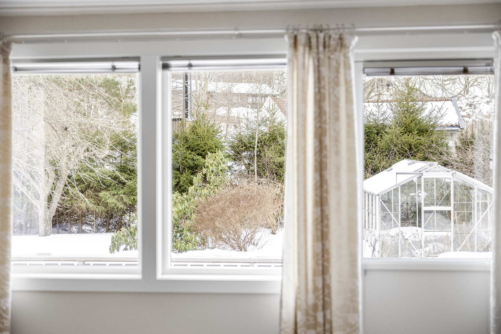 Eiendommen ligger i et etablert boligområde med kort avstand til Haugenes barnehage. Galleribilde