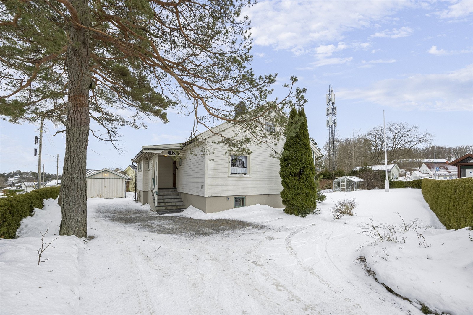 Eiendommen har en frittstående garasje og god plass for flere biloppstillingsplasser på tomten. Galleribilde