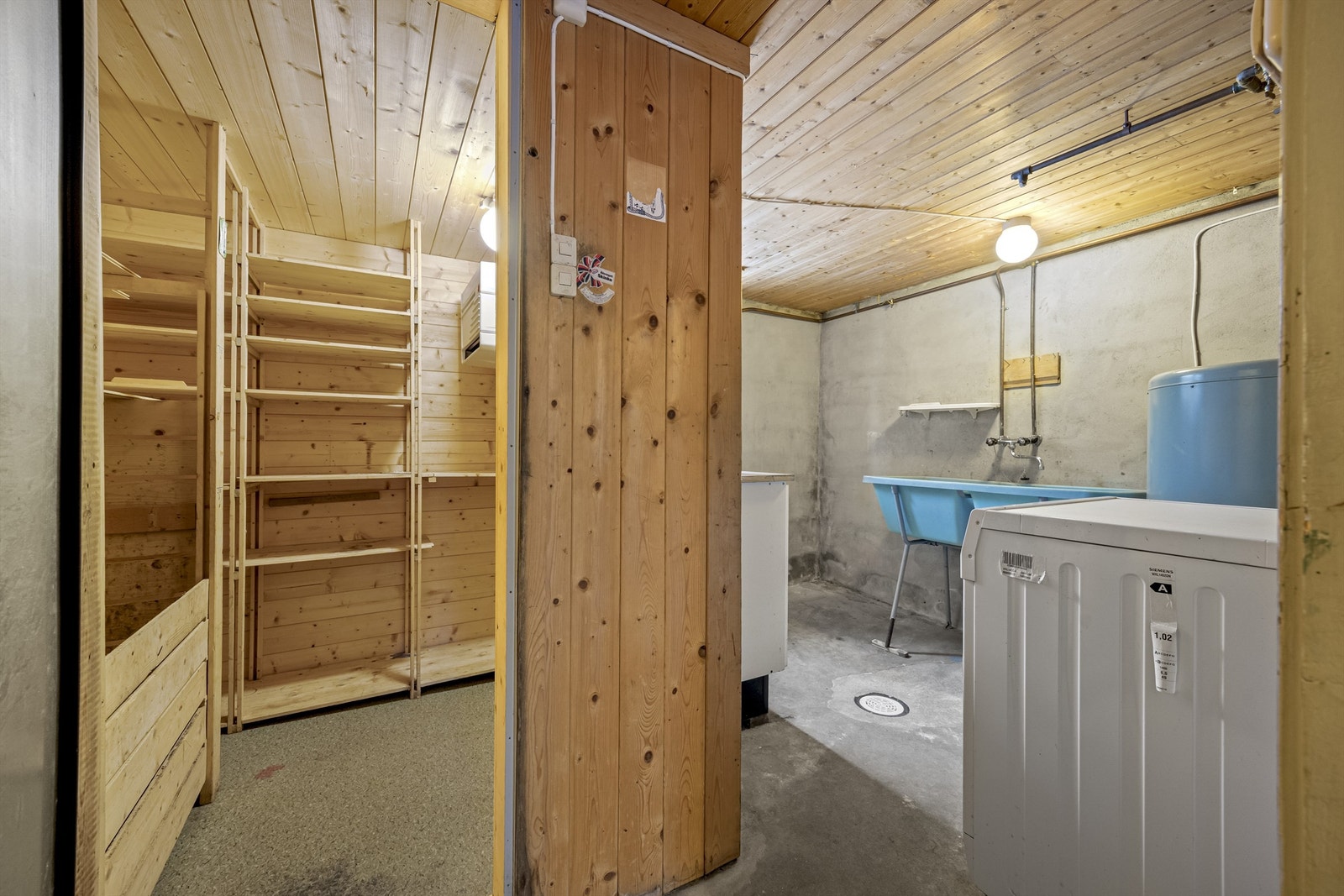 Fra vaskerommet er det inngang til et praktisk kjølerom. Galleribilde