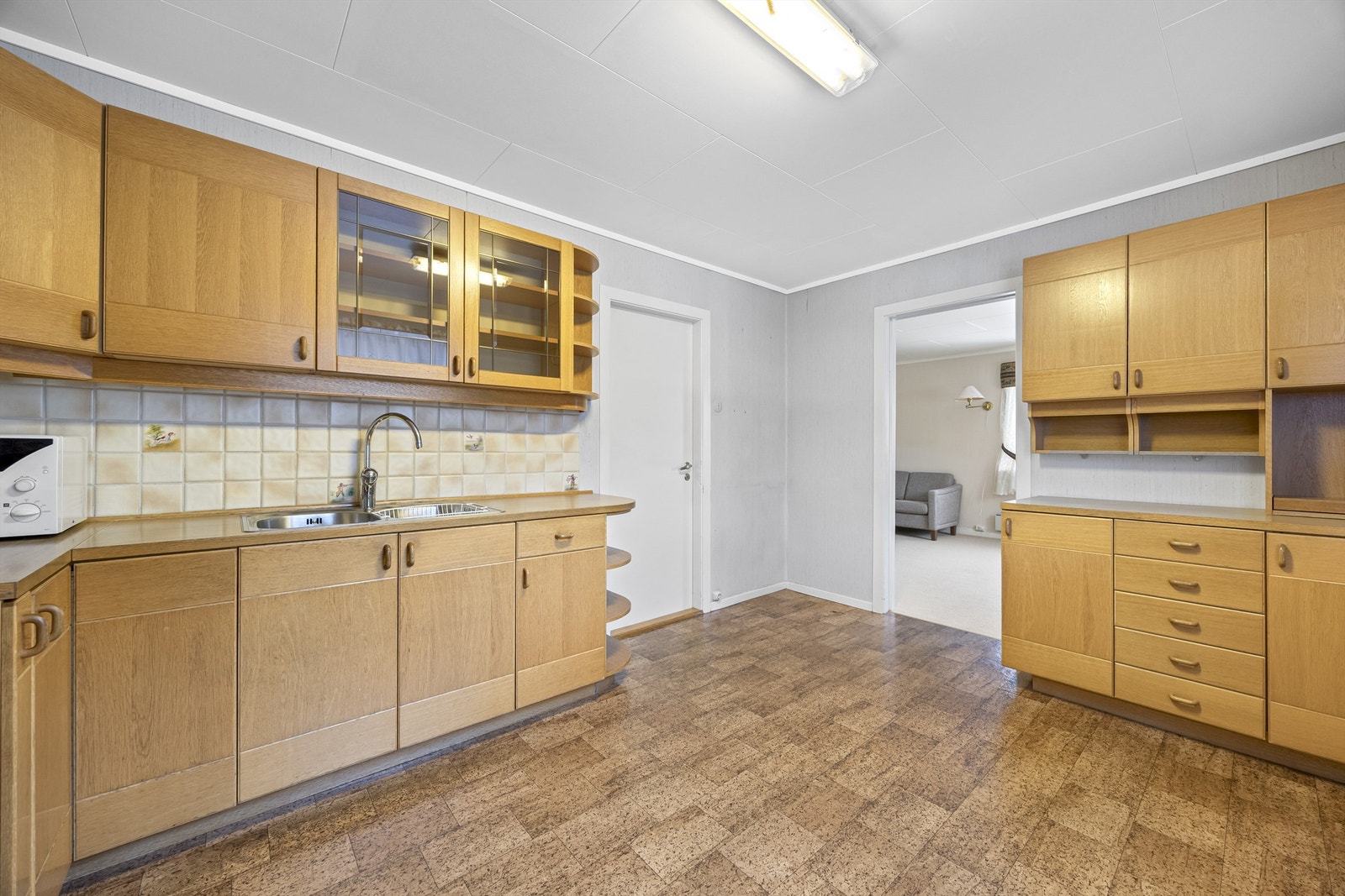 Kjøkkenet er et eget rom, med enkel adkomst fra både gang og stue. Galleribilde