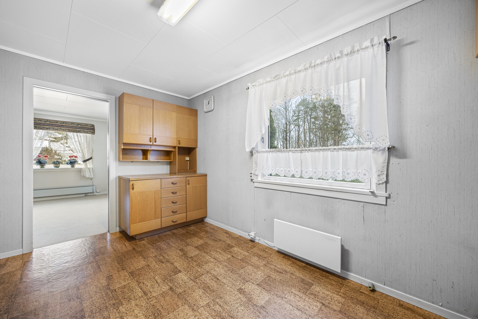 Det er plass til en spiseplass ved vinduet på kjøkkenet. Galleribilde