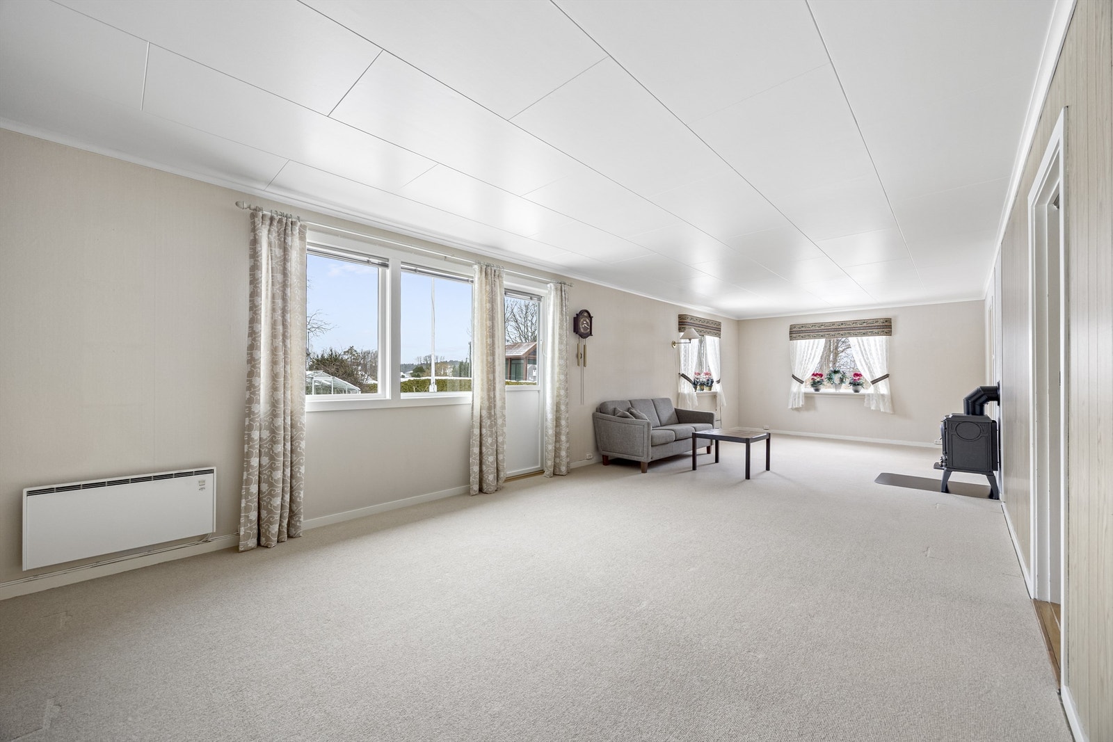 Stue og spisestue i en kombinert løsning, med direkte utgang til terrassen. Galleribilde