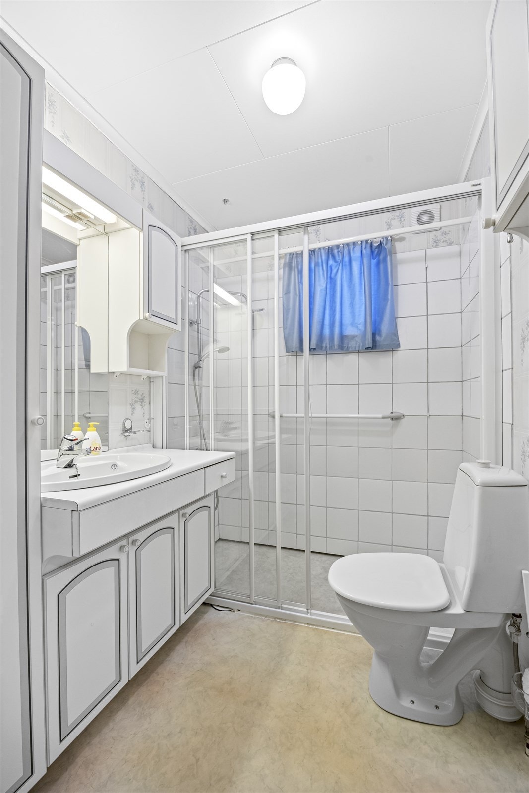 Badet i første etasje er utstyrt med dusjhjørne og har varme i gulvet. Galleribilde