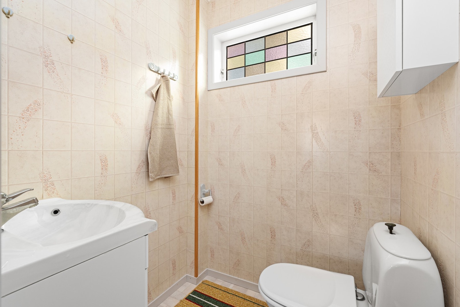 Praktisk toalett med servant i sokkeletasjen. Galleribilde