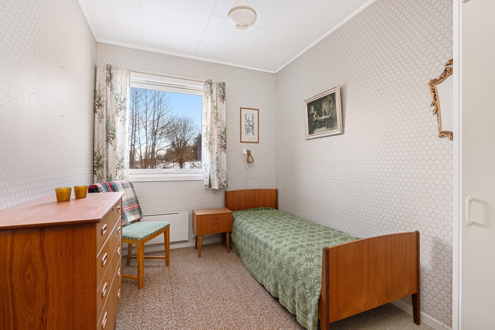 Soverom 2 med garderobeskap. Galleribilde