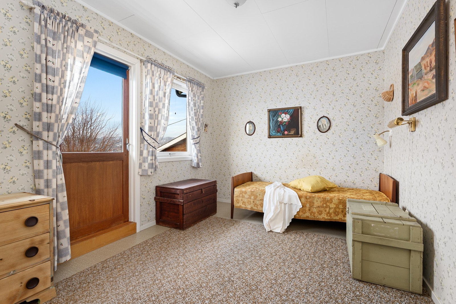 Det er 3 soverom - hovedsoverommet med utgang til balkong. Garderobeskap med god lagringsplass. Galleribilde