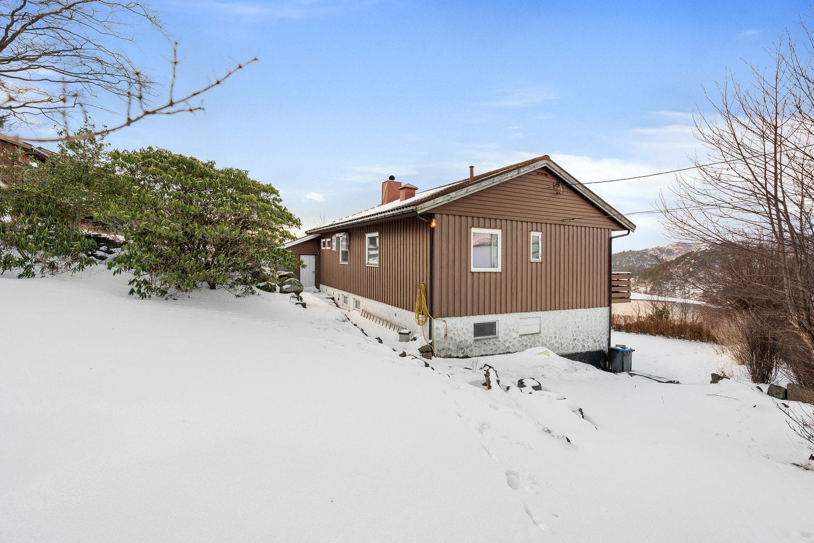 Egen inngang på baksiden av huset, hvor man kommer inn i den innebygde verandaen i hovedetasjen. Galleribilde
