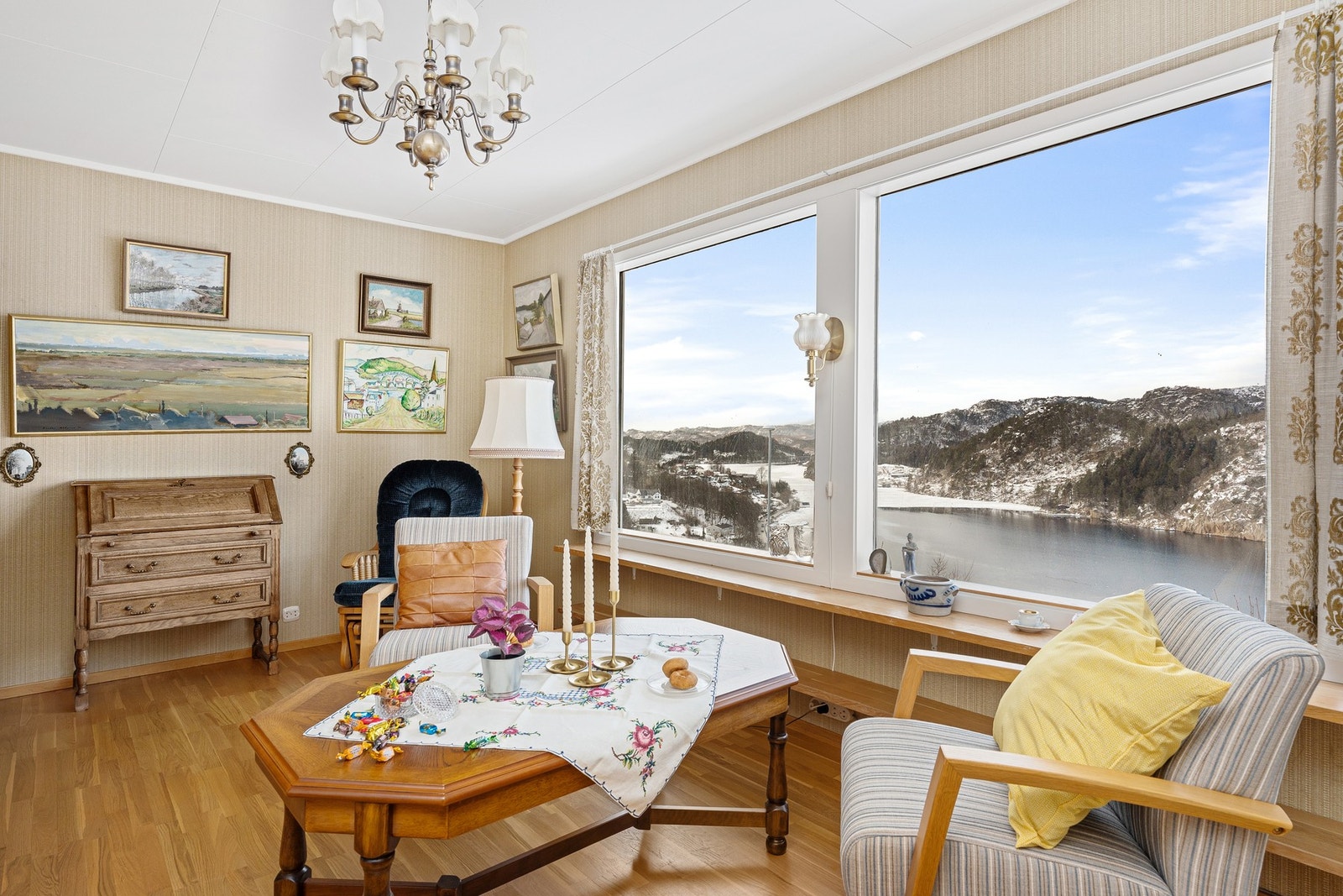 De store vindusflatene i stuen optimaliserer den fine utsikten, og trekker nærmest uteområdet inn. Galleribilde