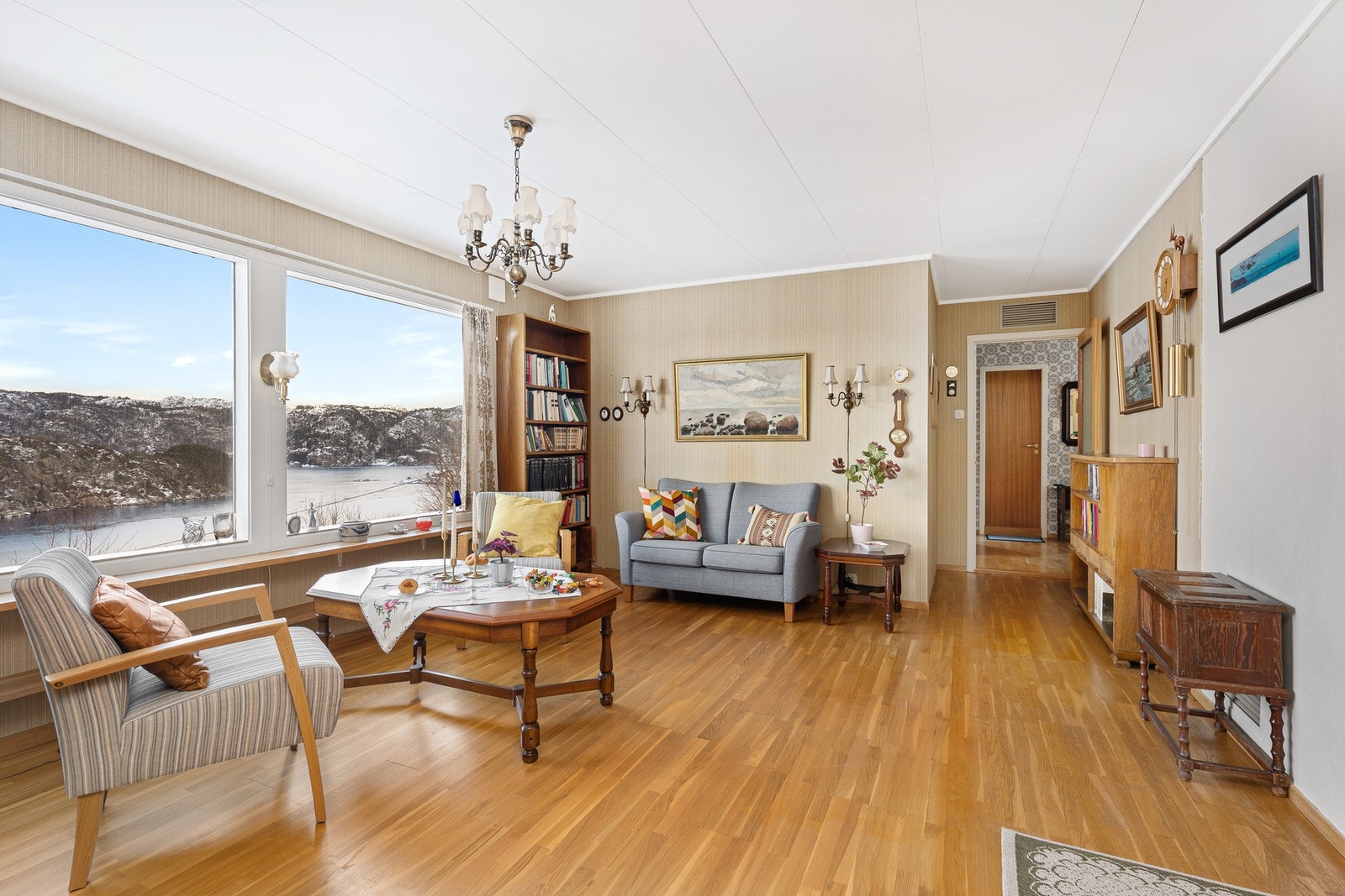 Det er installert varmepumpe i stuen og vedovn i sokkeletasjen. Galleribilde