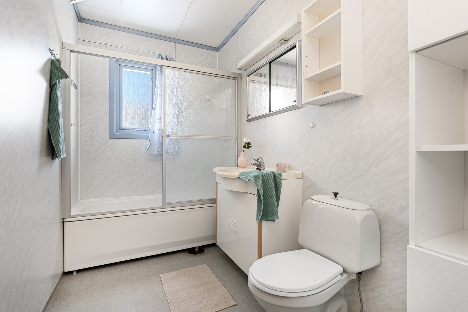 Baderommet ligger også i hovedetasjen nært soverommene. Galleribilde