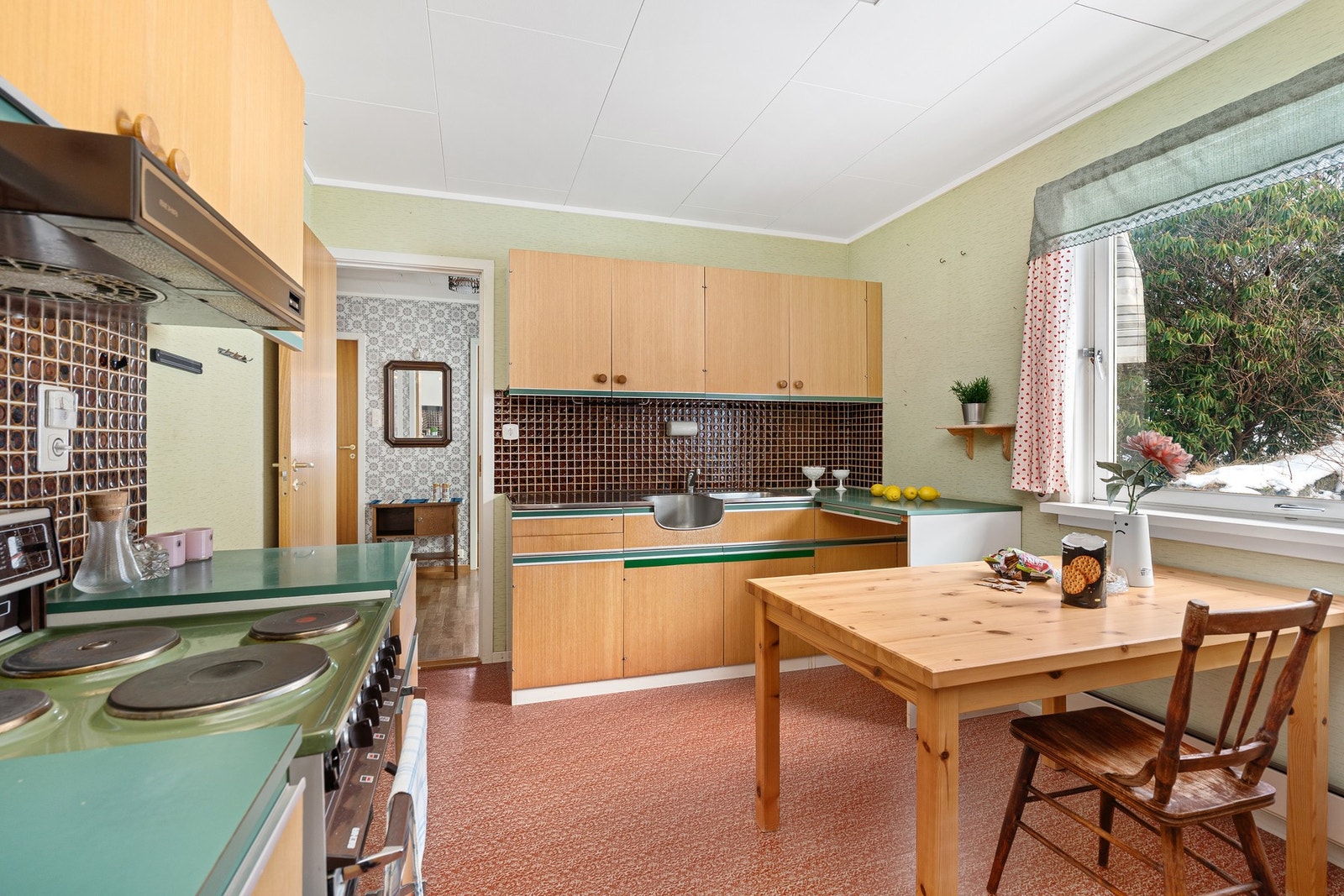 Kjøkkeninnredning fra byggetiden. Komfyr og kjøl-/fryseskap følger med i handelen. Galleribilde