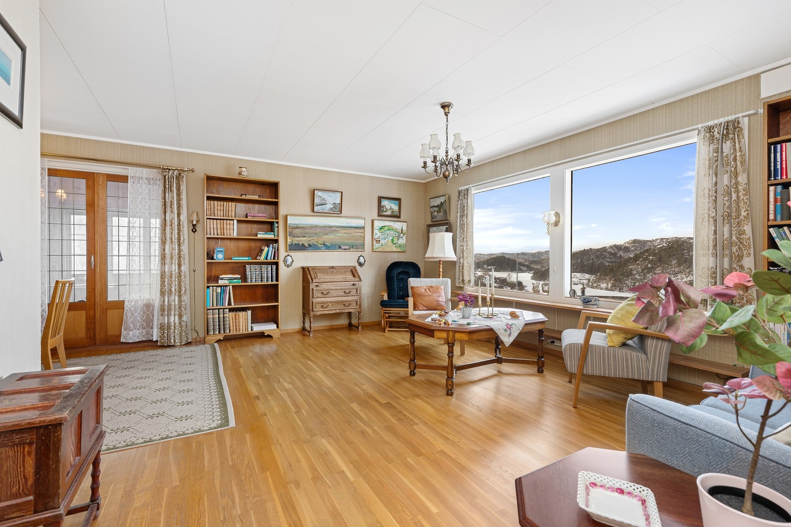 Fra stuen er det utgang til en innebygget veranda som har utgang til hagen. Galleribilde