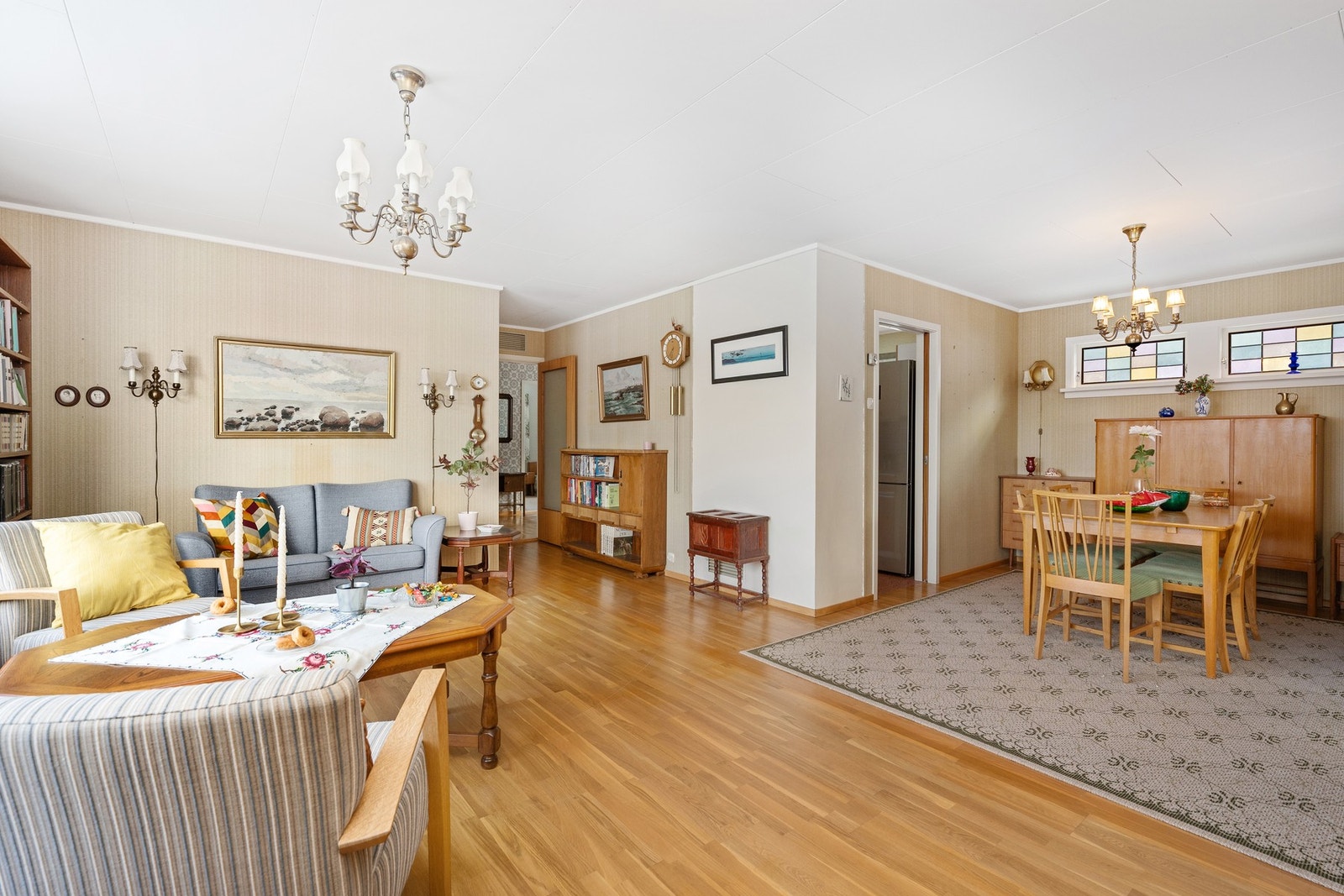 Spisebordet har fått sin naturlige plassering i overgangen mellom kjøkken og stue. Galleribilde