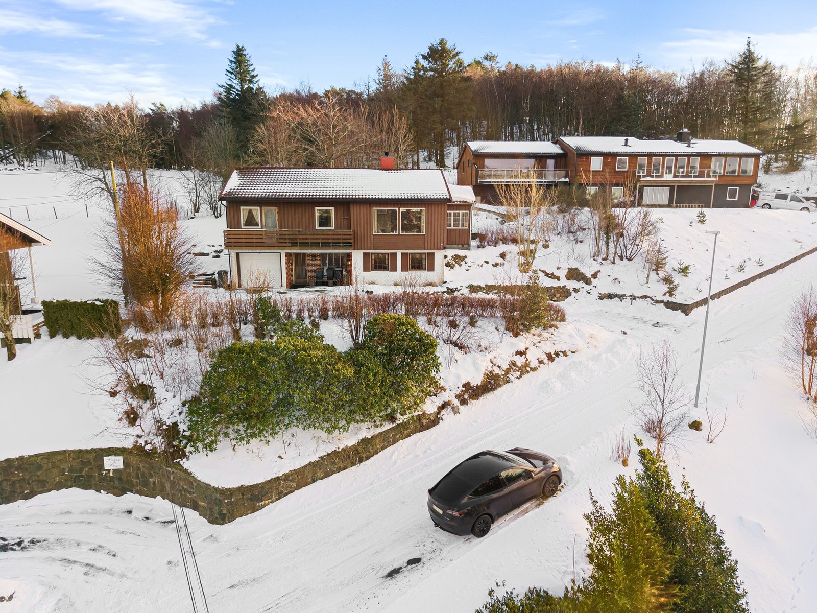 Eneboligen ligger høyt og luftig med en stor og solrik tomt i hyggelig blindvei. Galleribilde