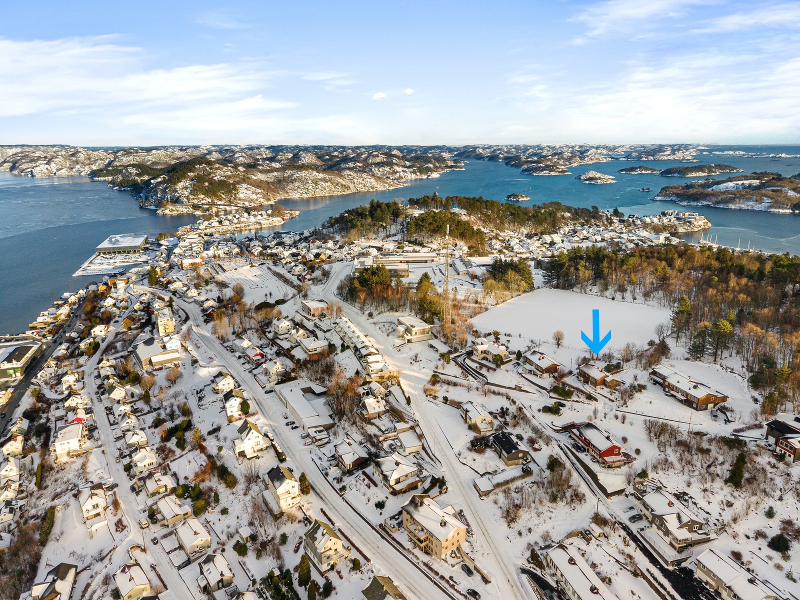 Boligen har en høy- og frittliggende beliggenhet med gangavstand til sentrum. Galleribilde