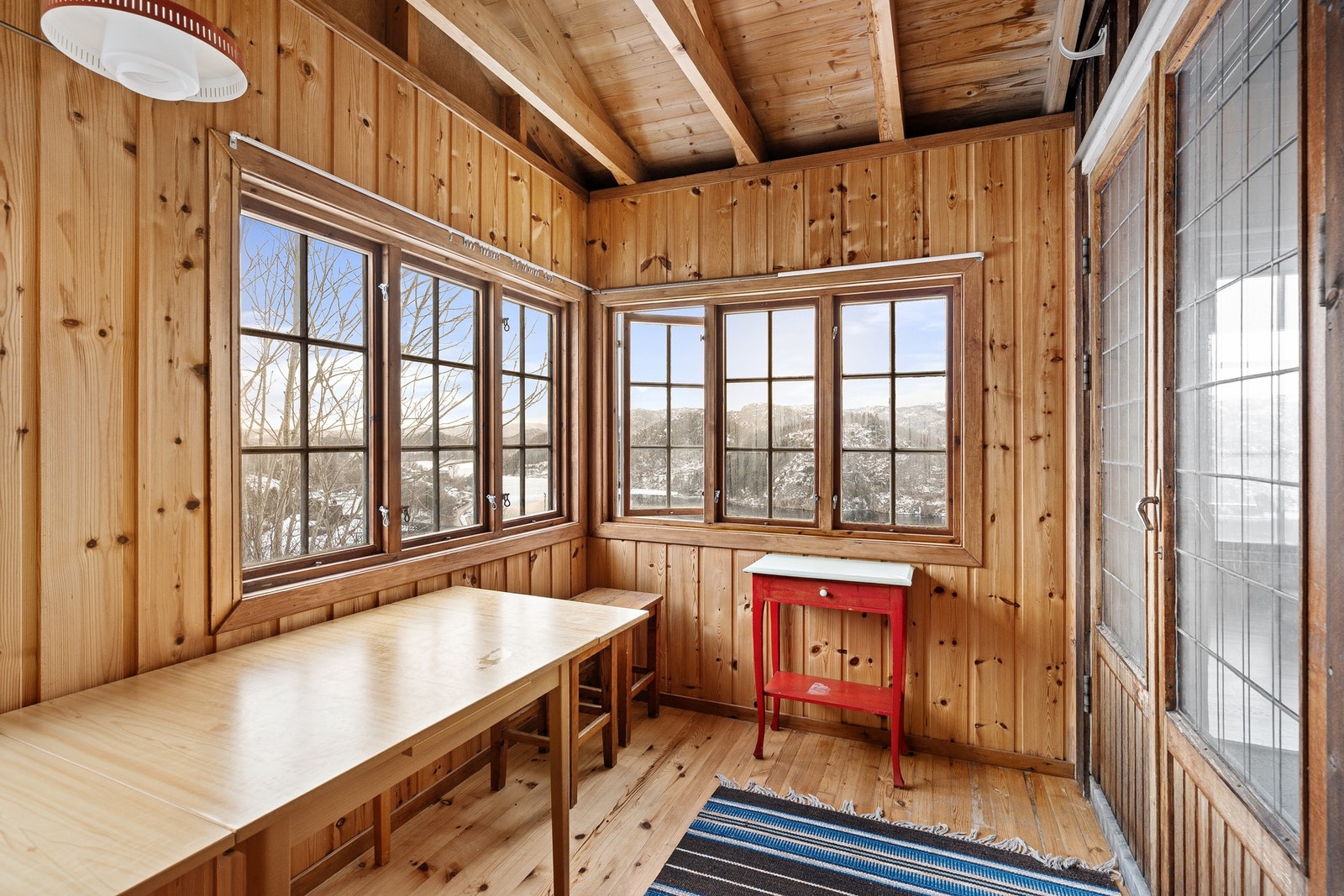 Innebygget veranda (opprinnelig åpen veranda ble bygget inn i ca 1982 (godkjent i kommunen 30.4.1982) Galleribilde