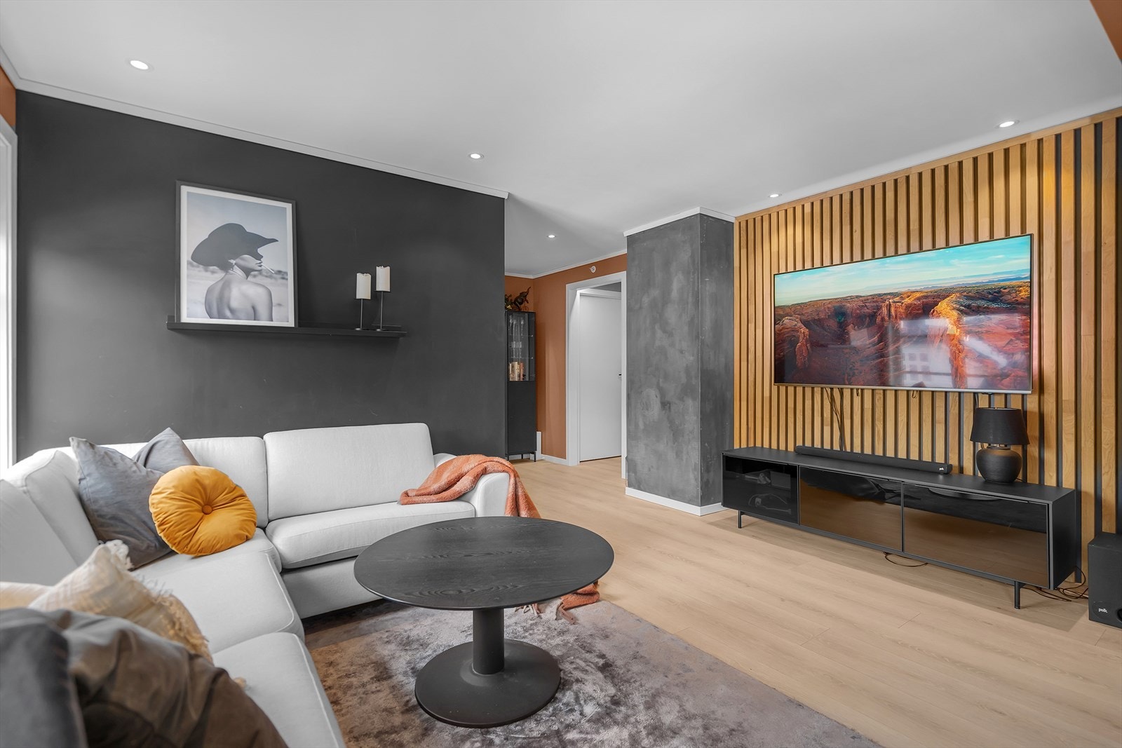 I stuen er det god plass til en sofagruppe Galleribilde