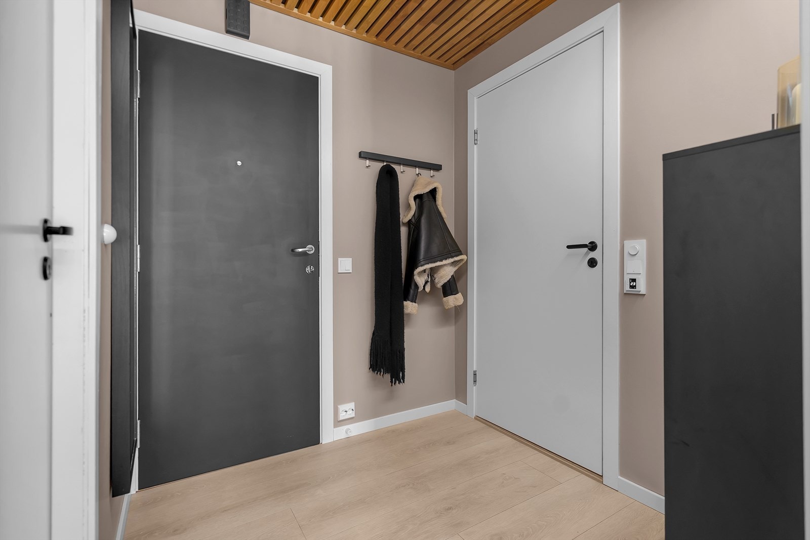 Velkommen inn! Gang med innvendig bod som har god plass til oppbevaring av ytterklær og sko Galleribilde