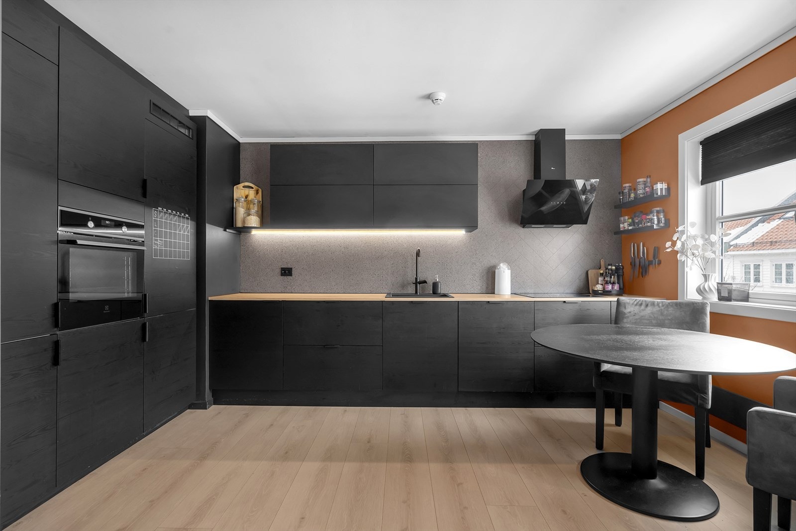 Lekkert og delikat kjøkken med god benk- og skapplass Galleribilde