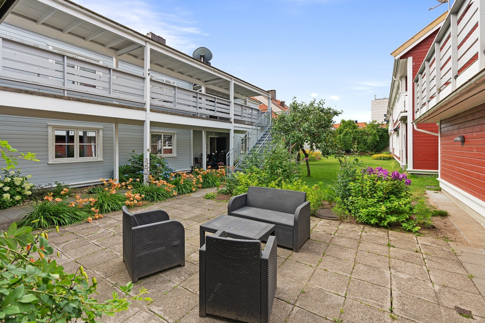 På borettslagets tomt er det flere sittegrupper Galleribilde