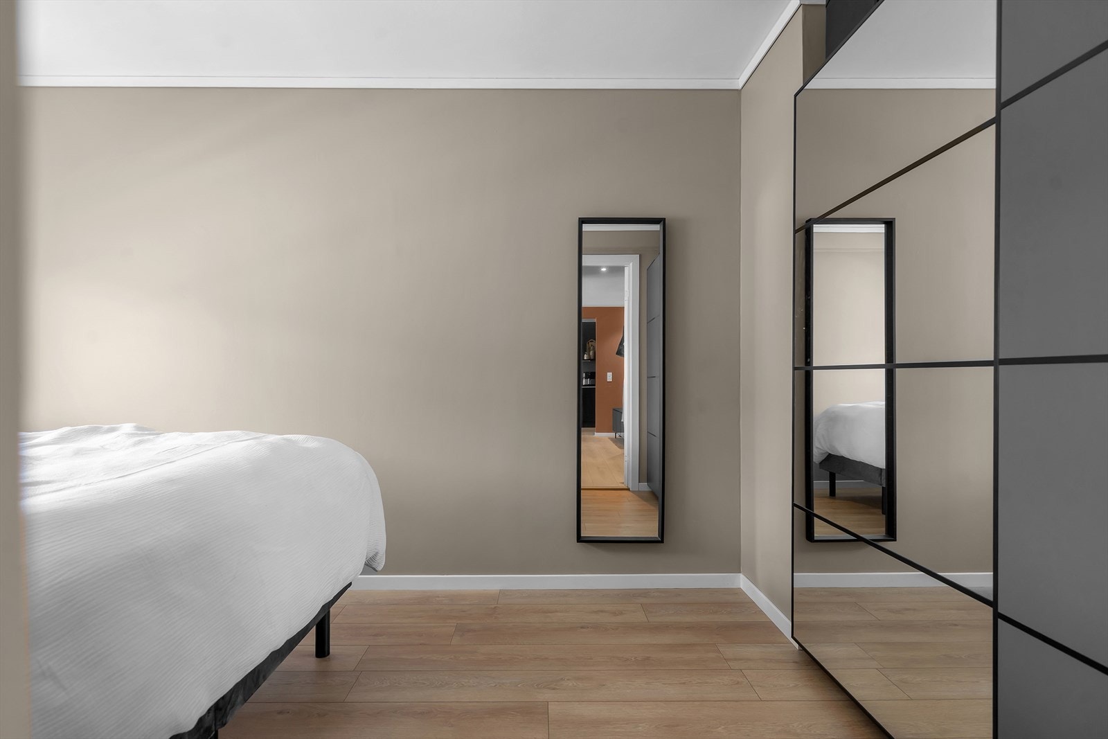 Plass til dobbeltseng og garderobeskap Galleribilde