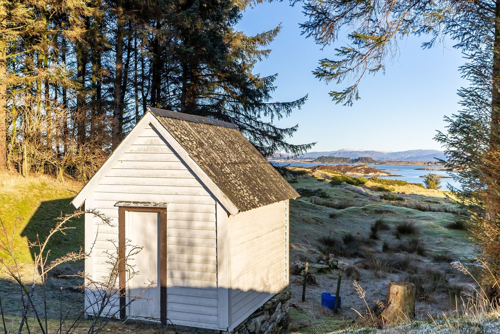 Uthus ved eneboligen Galleribilde